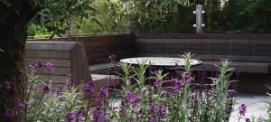 bespoke-hardwood-seating-area-brighton-garden-design (1)